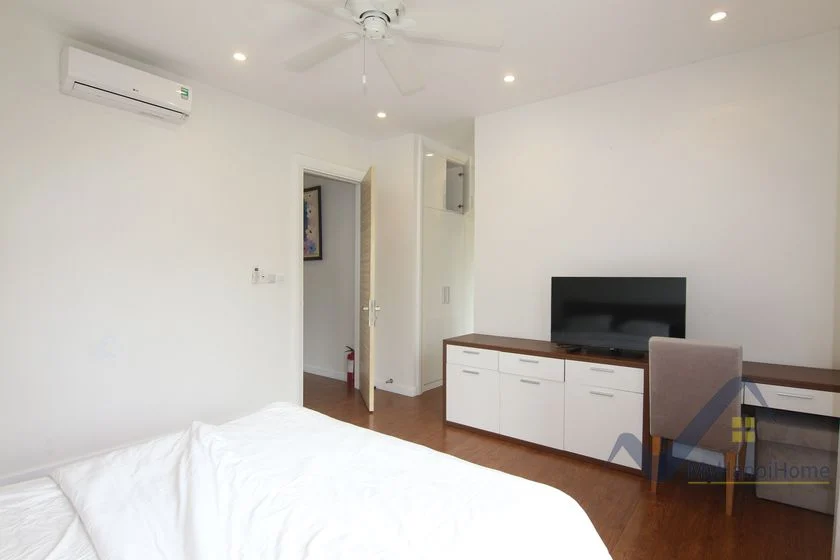 Xem ảnh 3: Ảnh 3: Thuê biệt thự song lập Vinhomes Riverside có sông và sân vườn