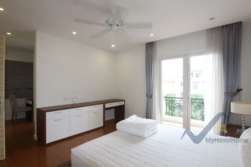 Xem ảnh 6: Ảnh 6: Thuê biệt thự song lập Vinhomes Riverside có sông và sân vườn
