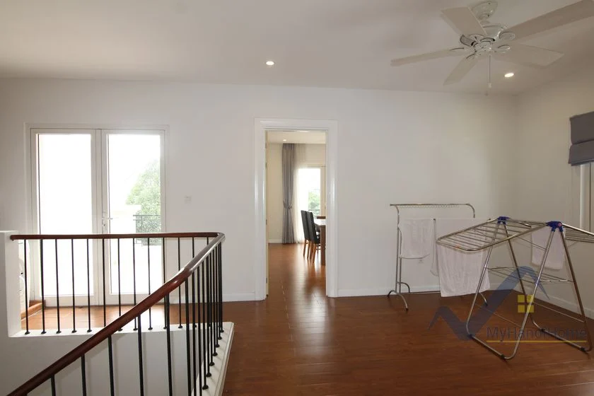Xem ảnh 9: Ảnh 9: Thuê biệt thự song lập Vinhomes Riverside có sông và sân vườn