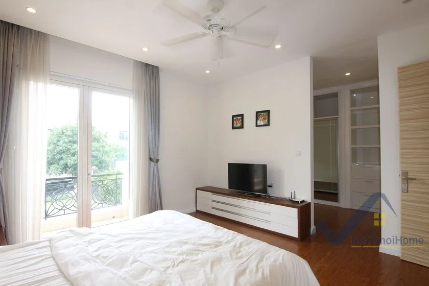 Xem ảnh 15: Ảnh 15: Thuê biệt thự song lập Vinhomes Riverside có sông và sân vườn