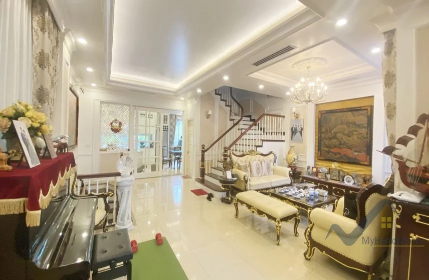 Xem ảnh 2: Ảnh 2: Thuê biệt thự Vinhomes Riverside full nội thất Tân Cổ Điển