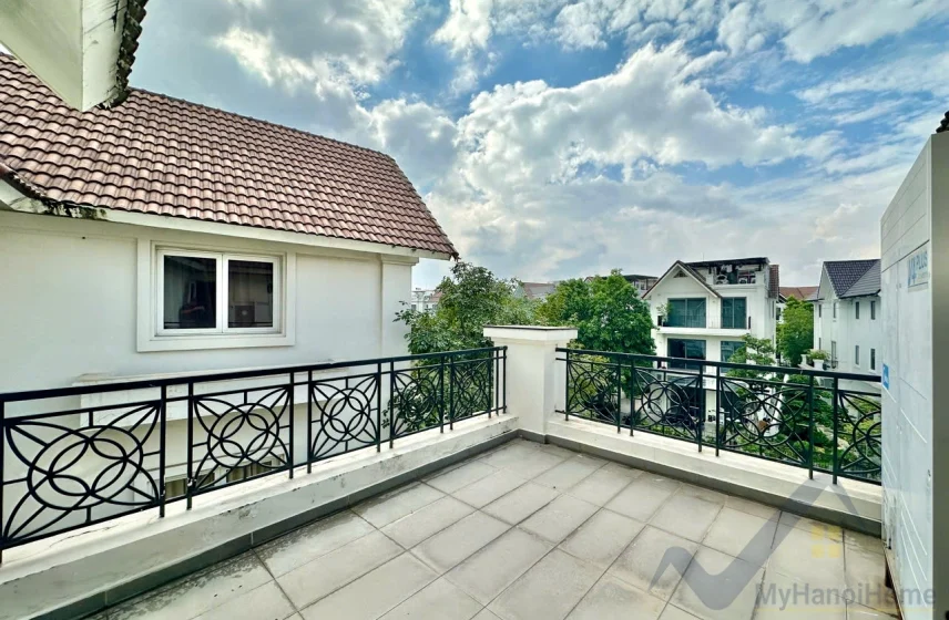Ban công tầng trên nhìn ra dãy biệt thự khu Hoa Phượng, Vinhomes Riverside