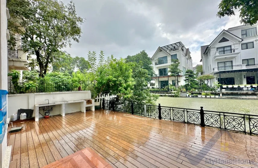 Sân gỗ sau biệt thự khu Hoa Phượng nhìn ra kênh và dãy biệt thự Vinhomes Riverside