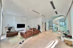 Biệt thự có thang máy cho thuê Vinhomes Riverside nội thất hiện đại