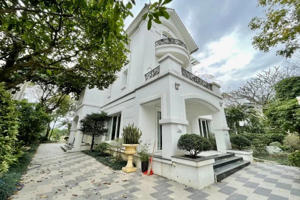 Biệt thự đơn lập Vinhomes Riverside cho thuê có hầm rộng
