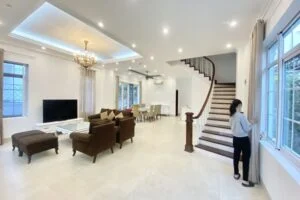 Biệt thự Vinhomes Riverside cho thuê trang bị đủ đồ, sân vườn