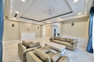 Cho thuê biệt thự căn góc Vinhomes Riverside có thang máy