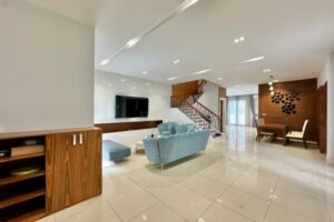 Cho thuê biệt thự song lập Vinhome Riverside, sân vườn full đồ