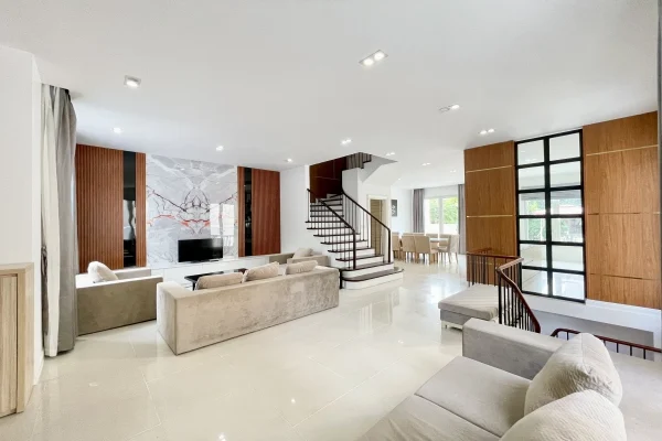 Cho thuê biệt thự Vinhomes Riverside có sân rộng, đủ đồ